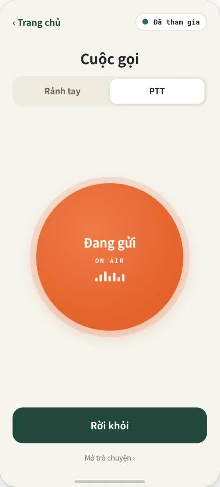 Màn hình gọi. Nút PTT đang được nhấn để gửi lời nói